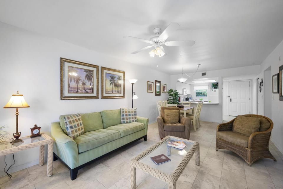Peaceful condo with pool across from South Beach House in Marco Island