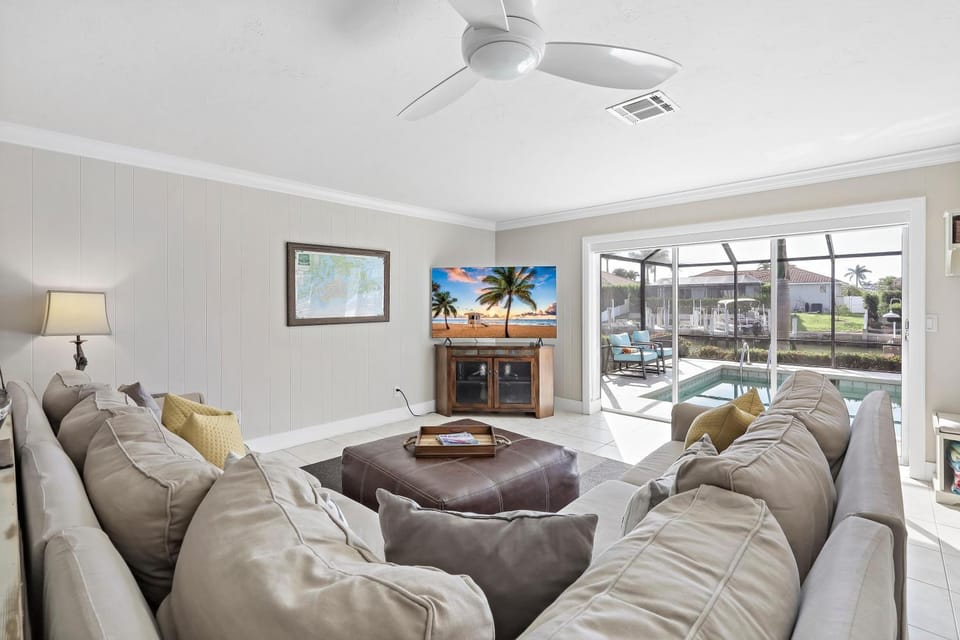 Waterfront home with pool and western exposure House in Marco Island