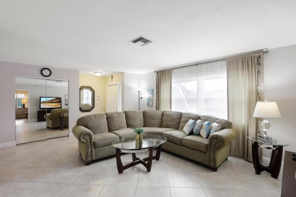 Centrally located pet-friendly home with spa and pool House in Marco Island