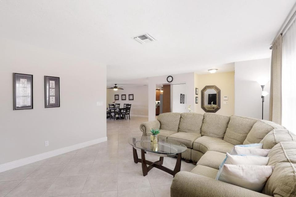 Centrally located pet-friendly home with spa and pool House in Marco Island