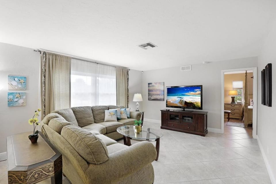 Centrally located pet-friendly home with spa and pool House in Marco Island