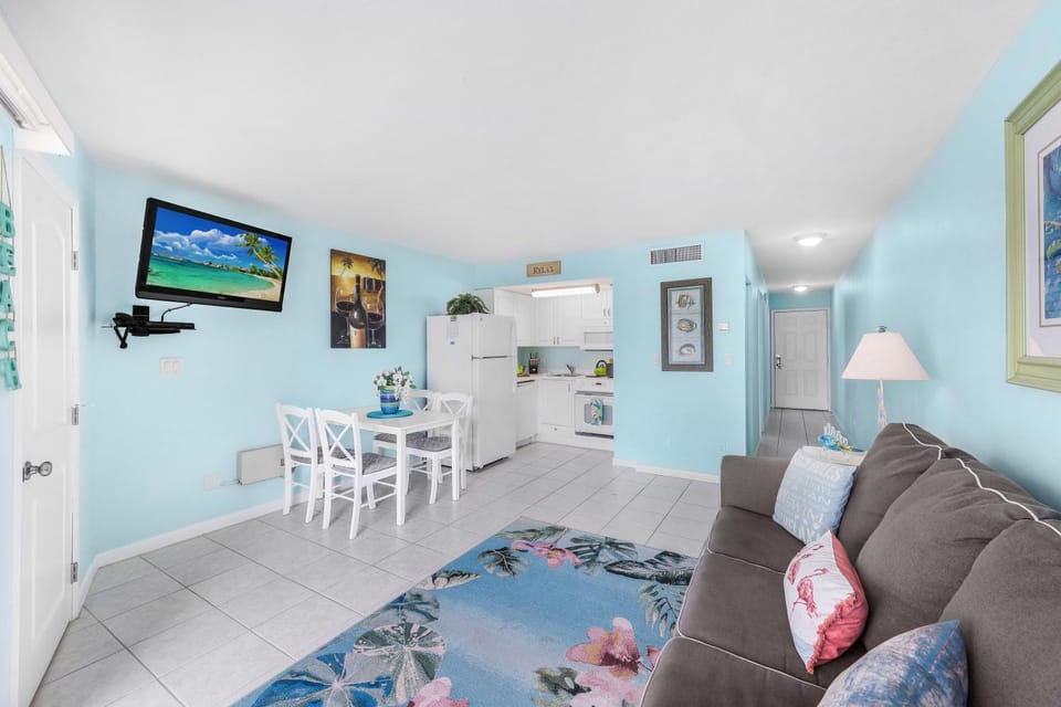 Breezy condo with deluxe pool and private beach access House in Marco Island