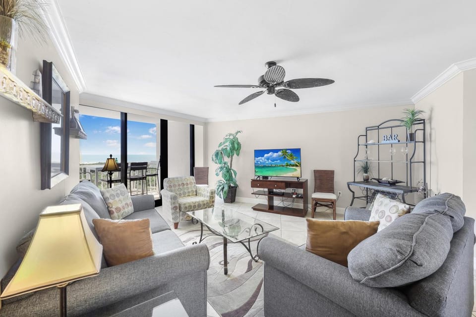 Beachfront condo with SW-facing balcony and pool House in Marco Island