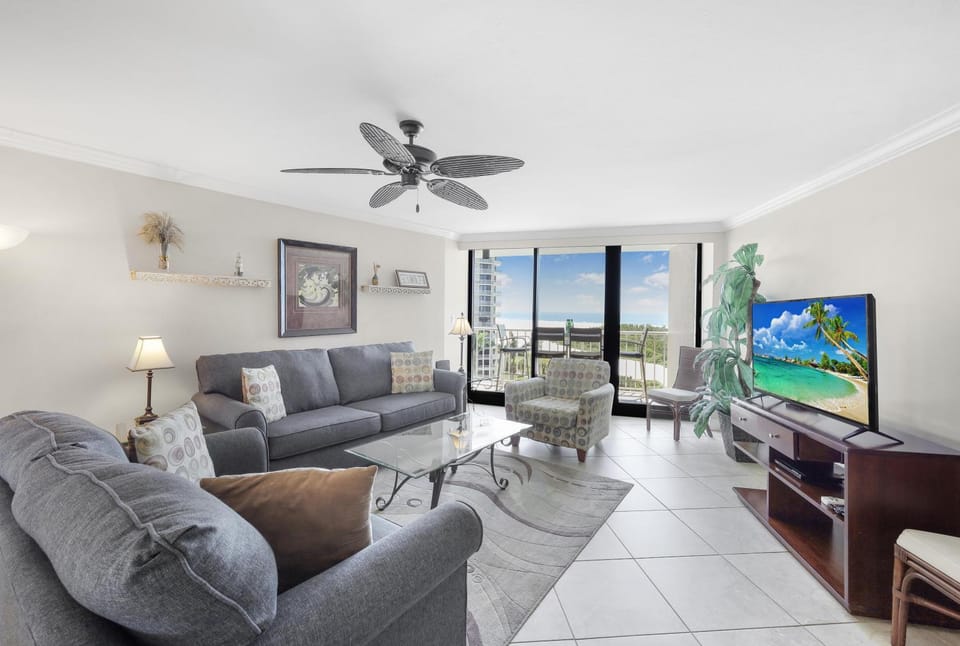 Beachfront condo with SW-facing balcony and pool House in Marco Island