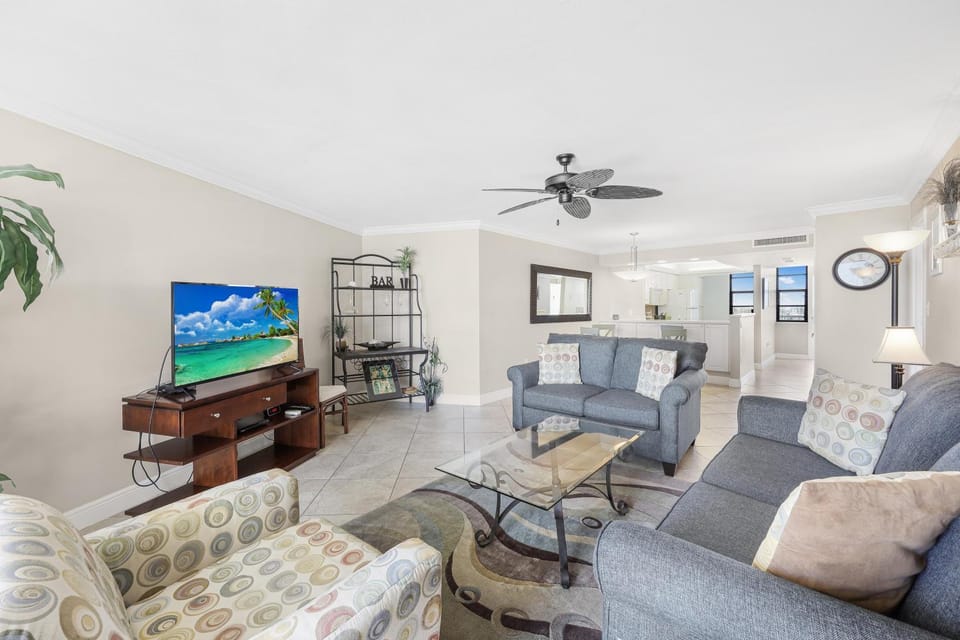 Beachfront condo with SW-facing balcony and pool House in Marco Island