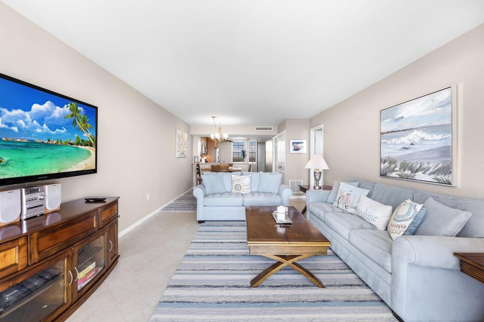 Alluring beachfront condo with pool and view of lagoon House in Marco Island