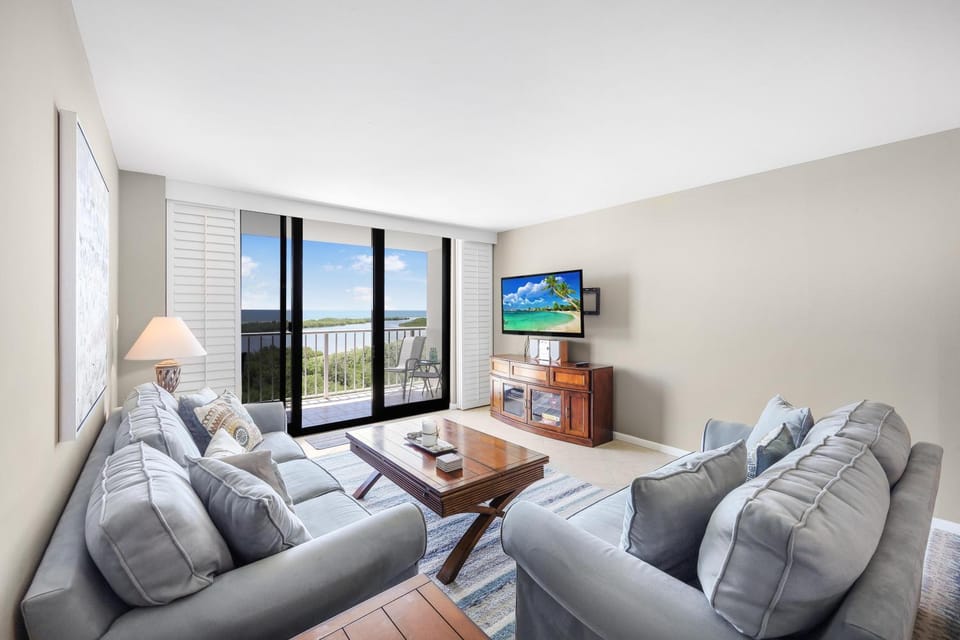 Alluring beachfront condo with pool and view of lagoon House in Marco Island
