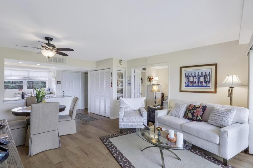 Island-style condo with pool, spa and steps to beach House in Marco Island