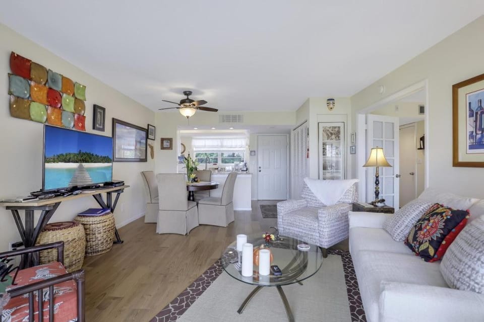 Island-style condo with pool, spa and steps to beach House in Marco Island