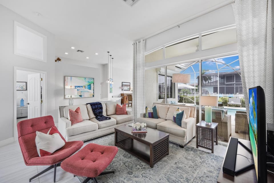 Stylish waterfront home with pool and private dock House in Marco Island