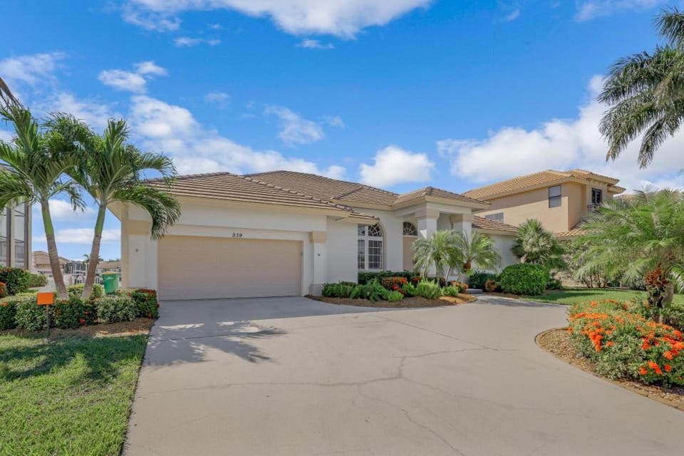 Waterfront home with spectacular view, pool and spa House in Marco Island