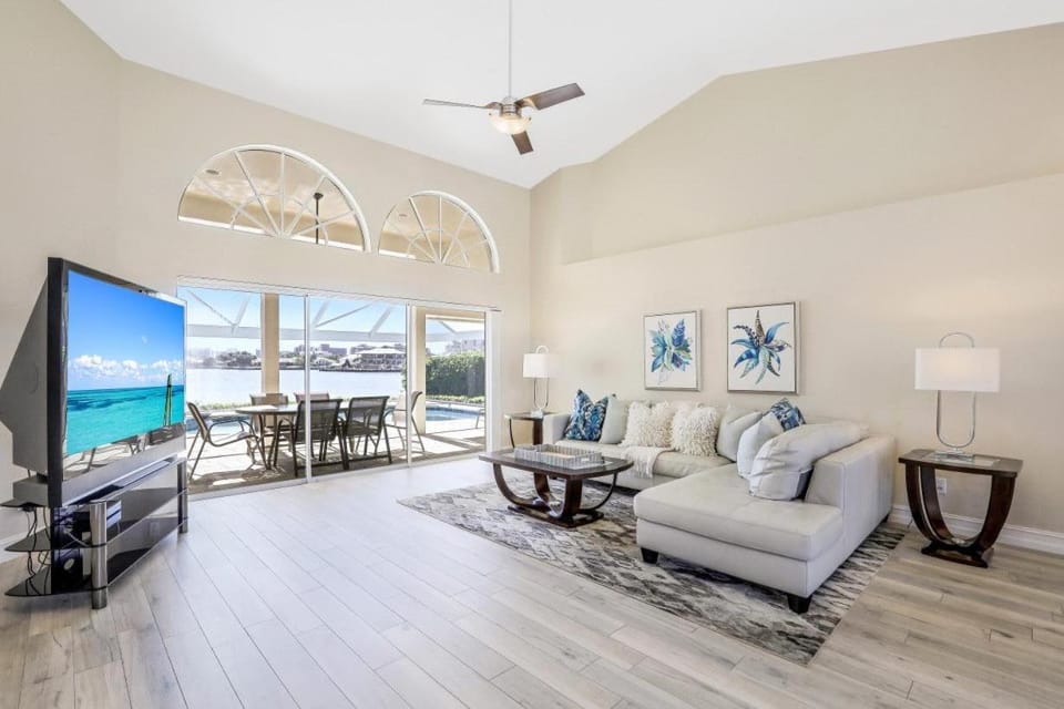 Waterfront home with spectacular view, pool and spa House in Marco Island