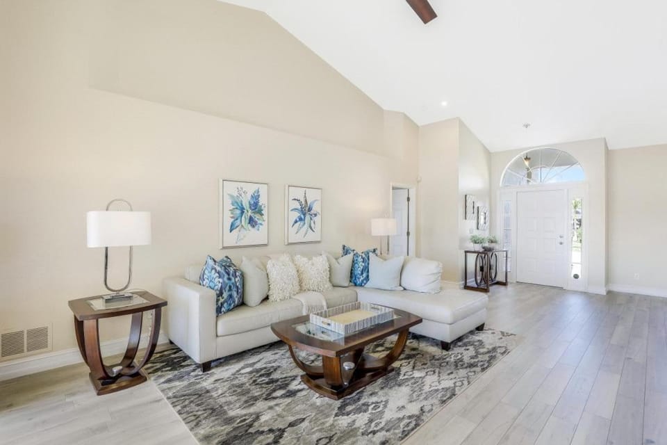 Waterfront home with spectacular view, pool and spa House in Marco Island