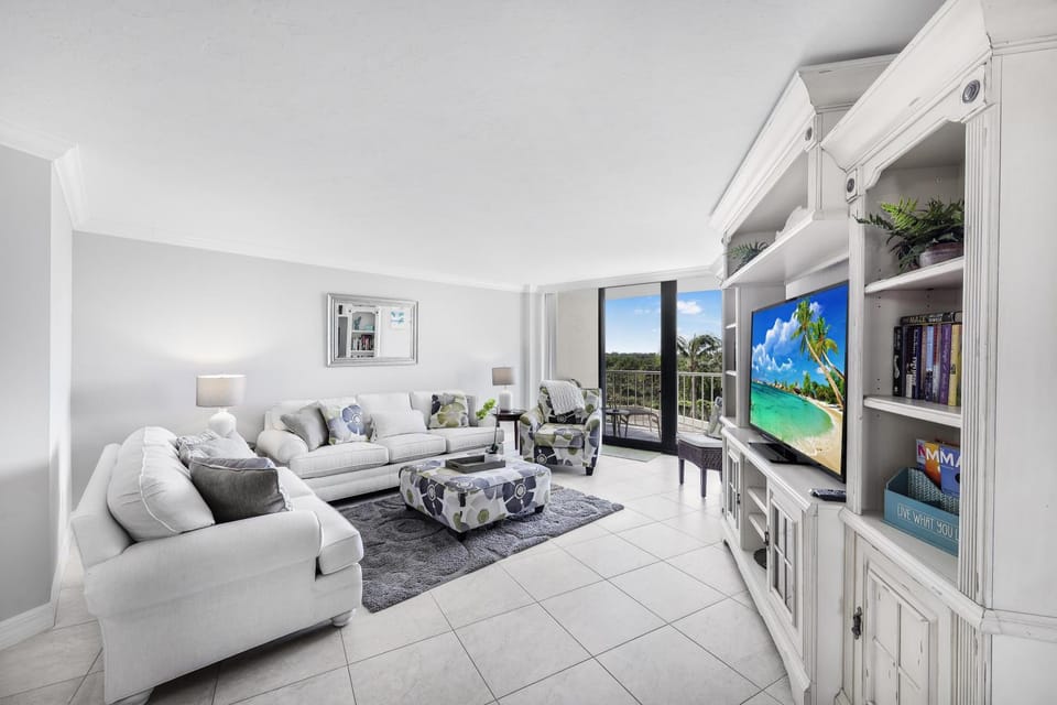 Beachfront condo in resort-style community with pool House in Marco Island