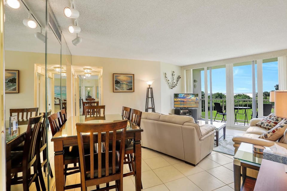 Cozy beachfront condo with pool and tennis courts House in Marco Island