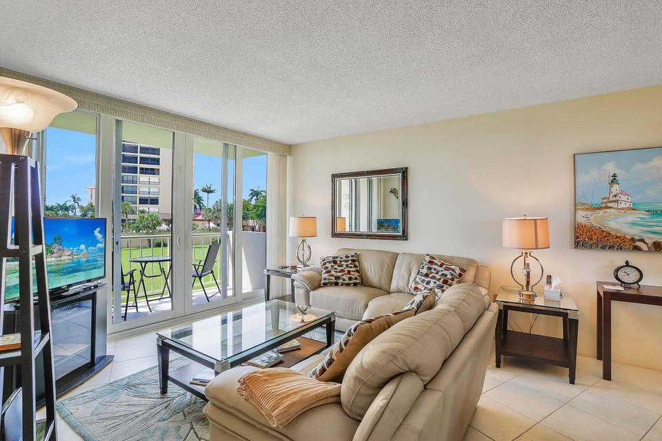 Cozy beachfront condo with pool and tennis courts House in Marco Island