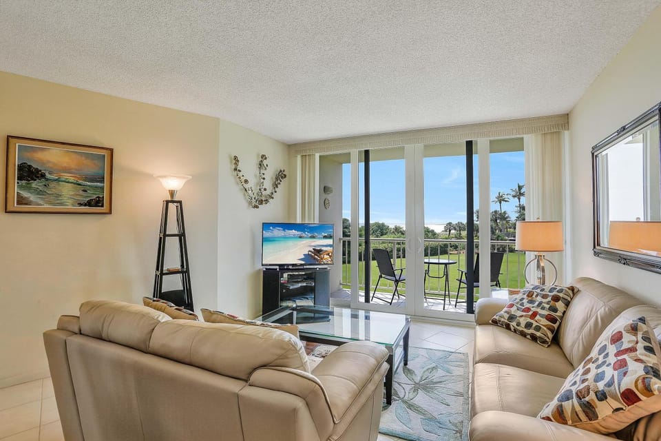 Cozy beachfront condo with pool and tennis courts House in Marco Island