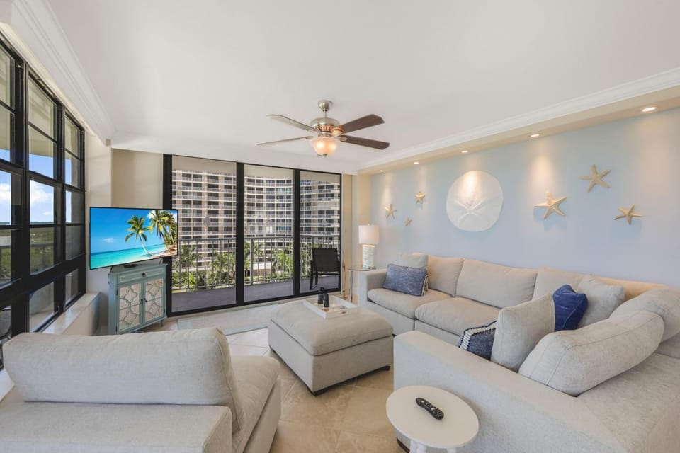 Beachfront condo with pool and dazzling ocean view House in Marco Island