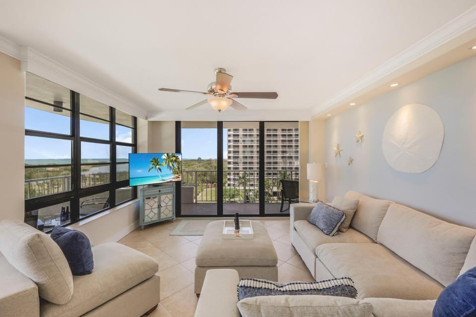 Beachfront condo with pool and dazzling ocean view House in Marco Island