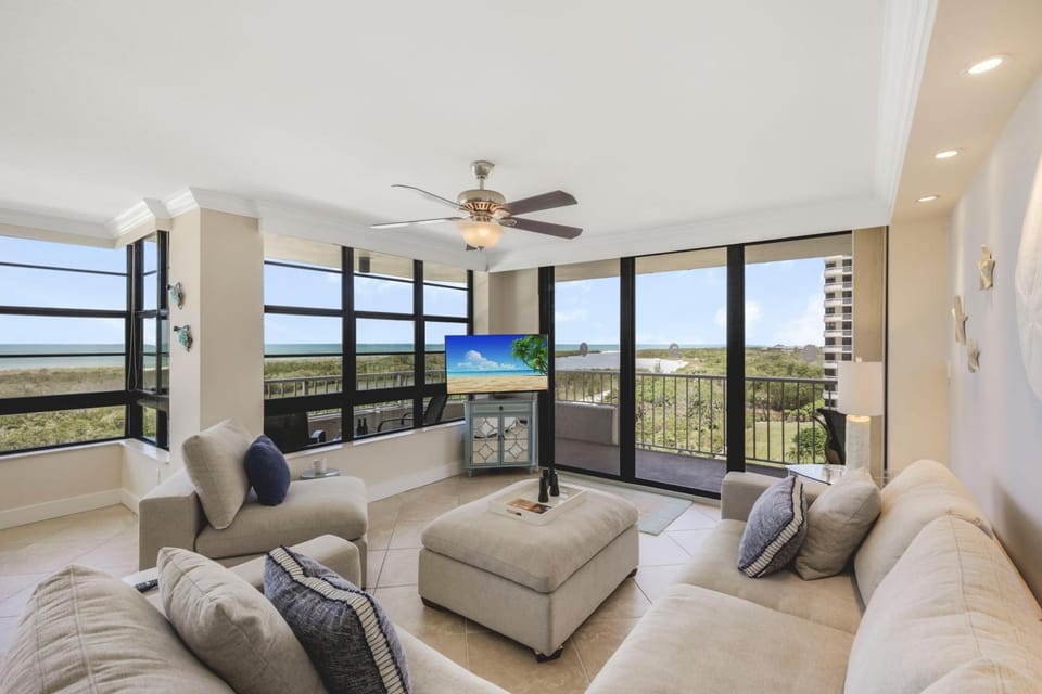 Beachfront condo with pool and dazzling ocean view House in Marco Island