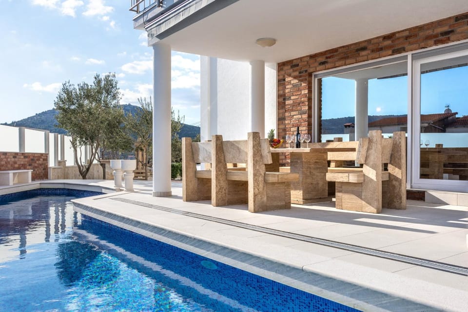 Property building, Balcony/Terrace, Swimming pool
