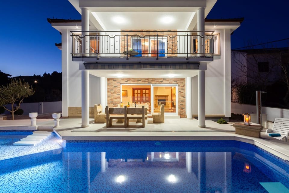 Property building, Balcony/Terrace, Balcony/Terrace, Swimming pool