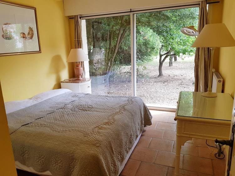 Photo of the whole room, Garden view