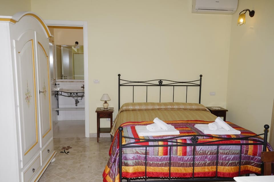 Bed, towels, air conditioner