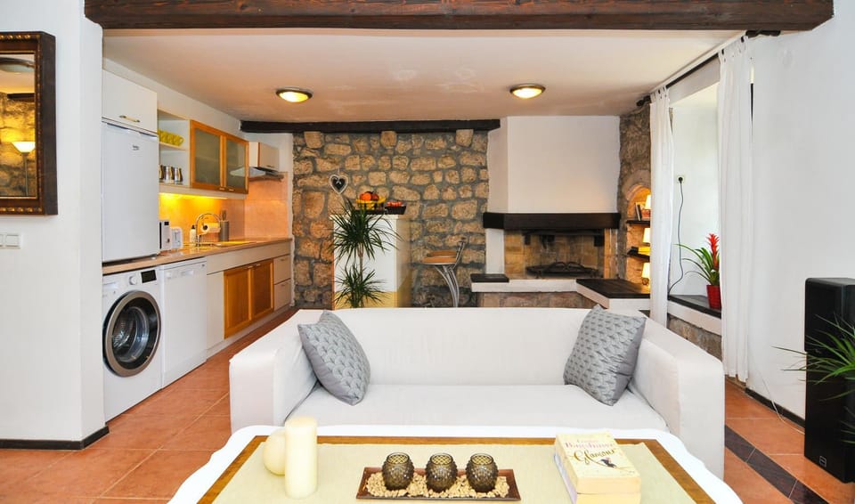 Kitchen or kitchenette, Living room