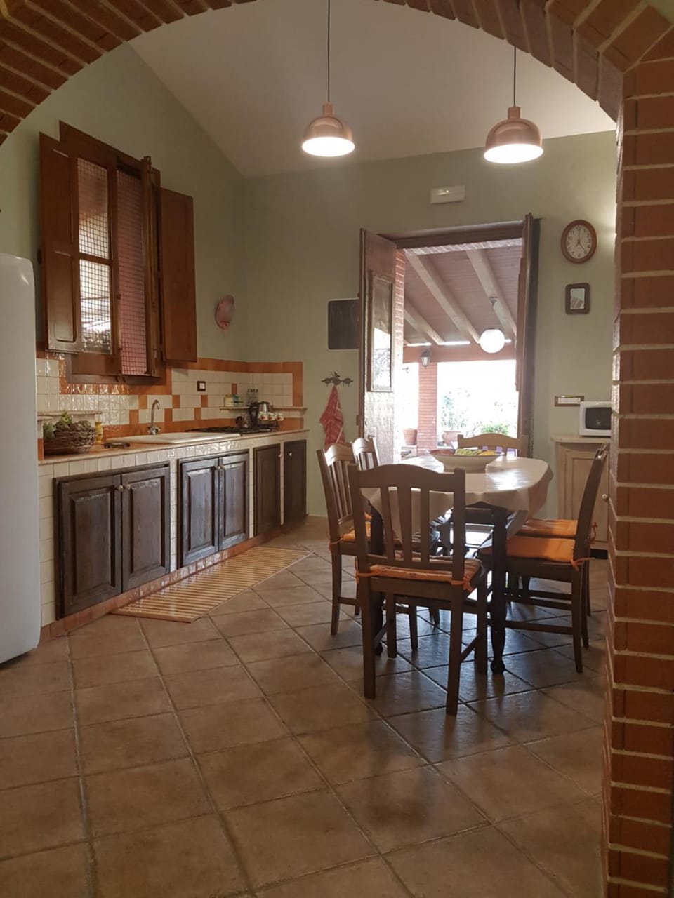 Kitchen or kitchenette, Dining area