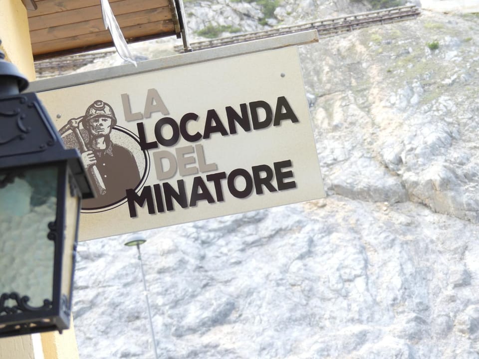 Restaurant/places to eat, Facade/entrance