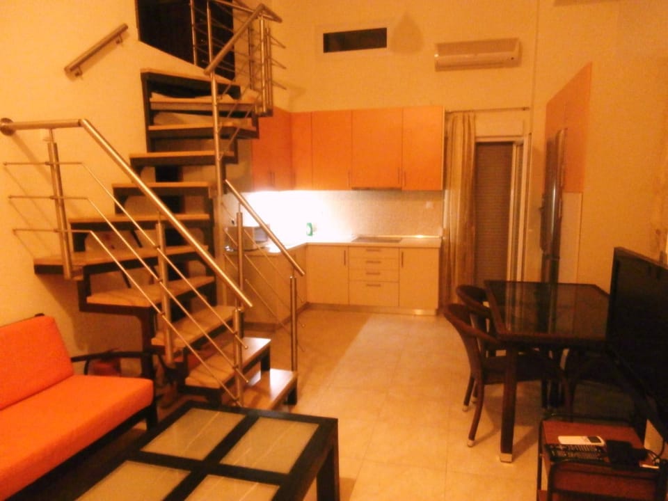 Kitchen or kitchenette, Living room, Seating area, Dining area