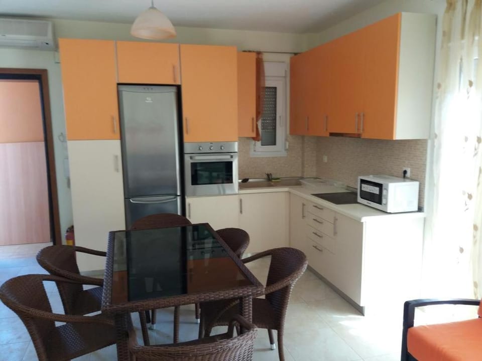 Kitchen or kitchenette, Dining area, minibar, pet friendly, stove