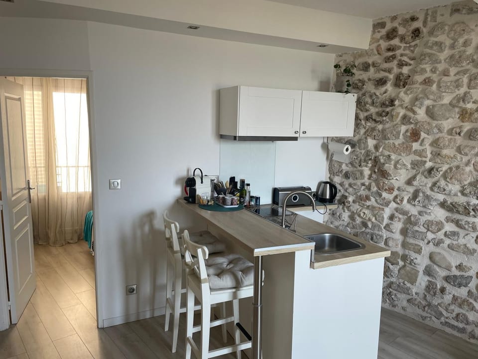 Coffee/tea facilities, Kitchen or kitchenette, Dining area, stove