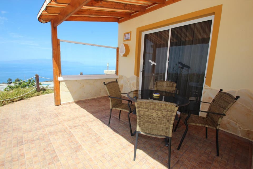 Facade/entrance, Balcony/Terrace, Sea view