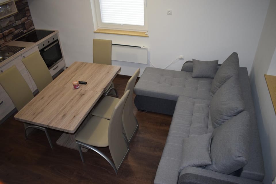Kitchen or kitchenette, Seating area