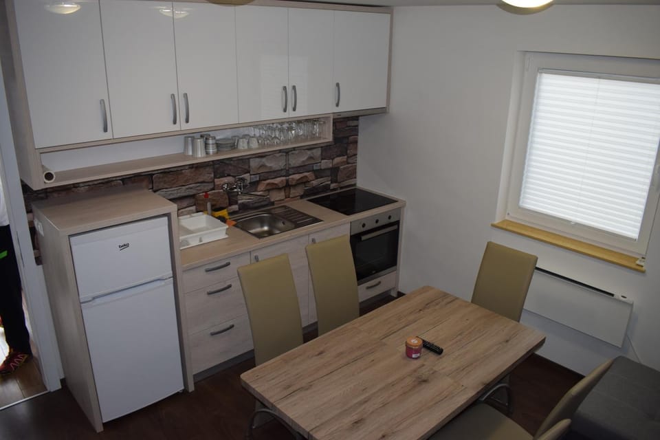 Kitchen or kitchenette, Seating area