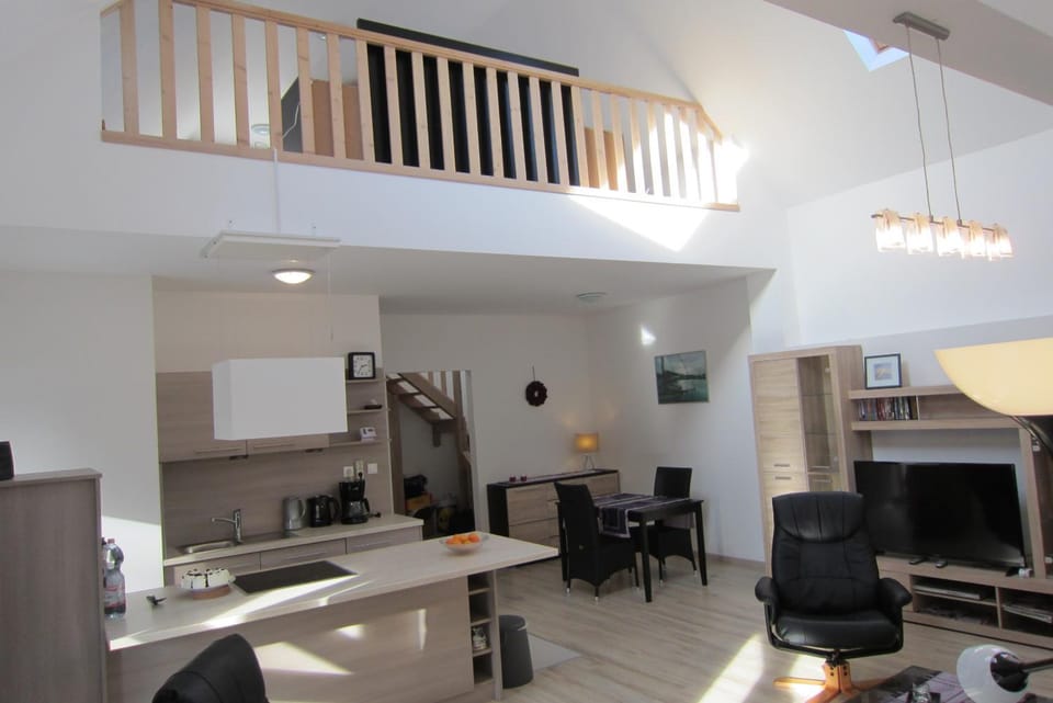 Kitchen or kitchenette, Living room, Seating area, Dining area