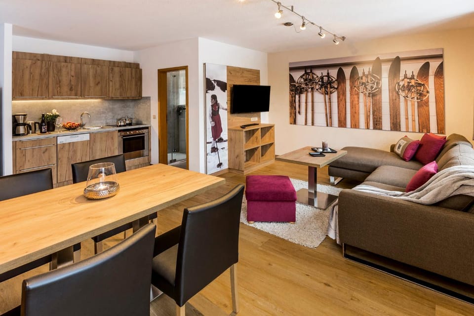 TV and multimedia, Coffee/tea facilities, Kitchen or kitchenette, Photo of the whole room, Seating area, Dining area