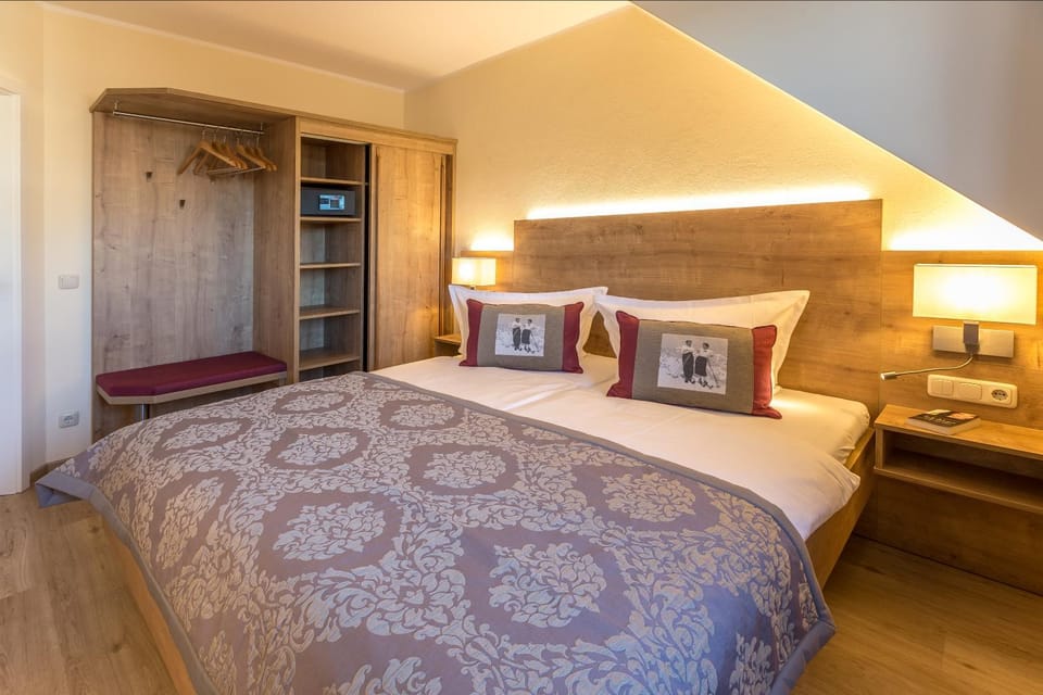 Bed, TV and multimedia, Photo of the whole room, Decorative detail, Bedroom, wardrobe