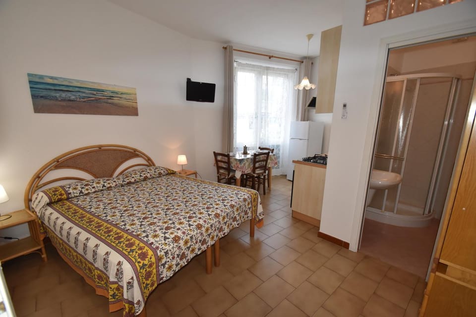 Bed, Kitchen or kitchenette, Living room, air conditioner