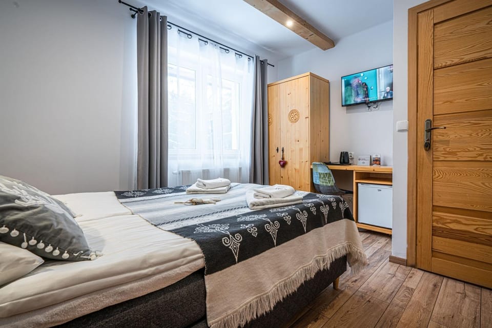 Bed, TV and multimedia, Photo of the whole room, Bedroom, towels, wardrobe