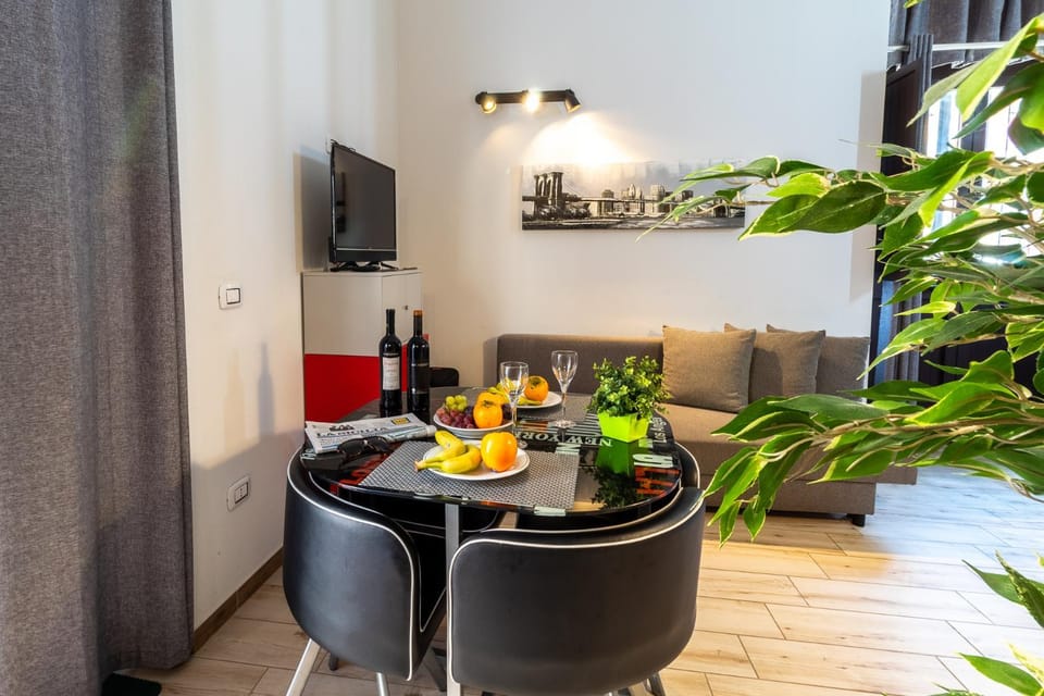 Communal lounge/ TV room, TV and multimedia, Living room, Food and drinks, Seating area, Dining area, Evening entertainment, Food, Drinks, air conditioner