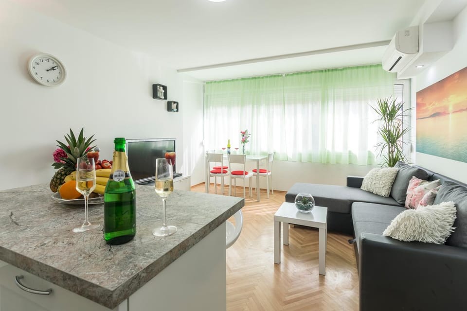Day, TV and multimedia, Living room, Photo of the whole room, Decorative detail, Seating area