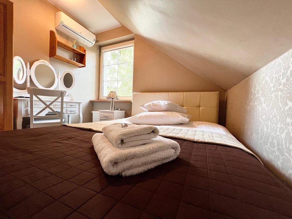 Bed, Photo of the whole room, towels