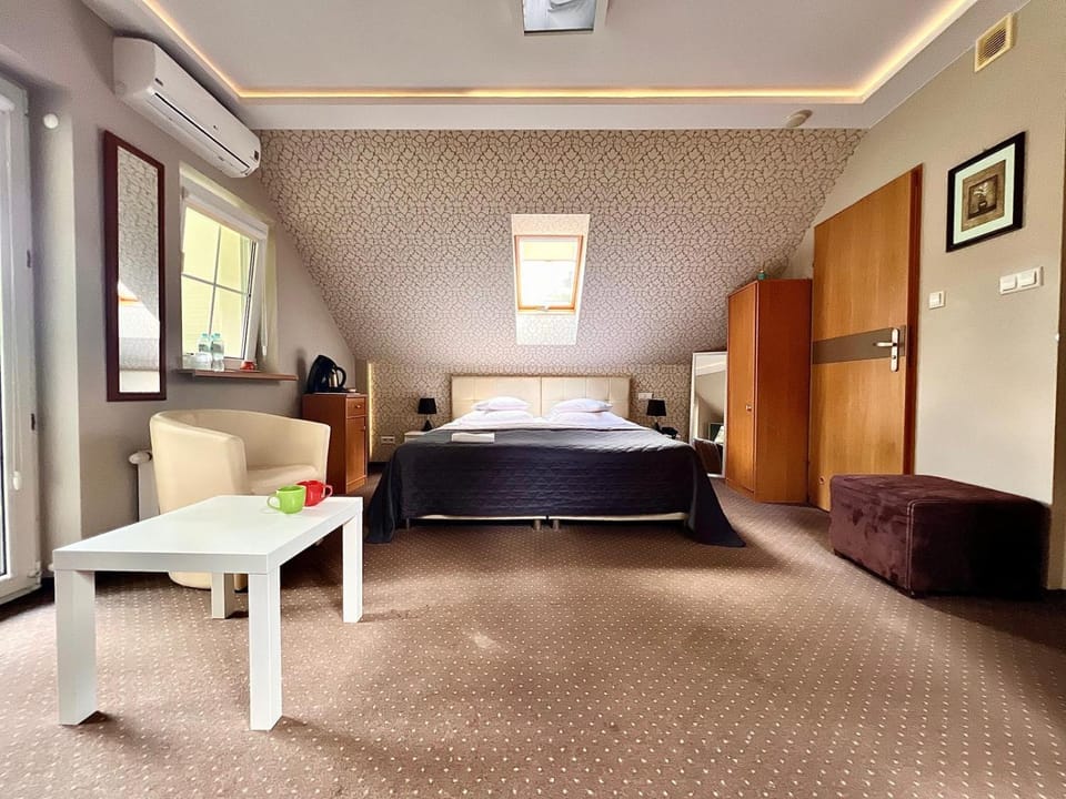 Bed, Balcony/Terrace, Photo of the whole room, Bedroom