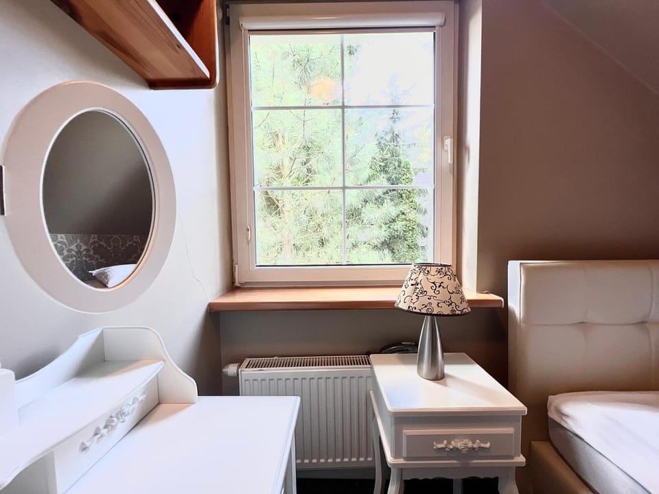 Bed, Photo of the whole room, Bedroom, Garden view