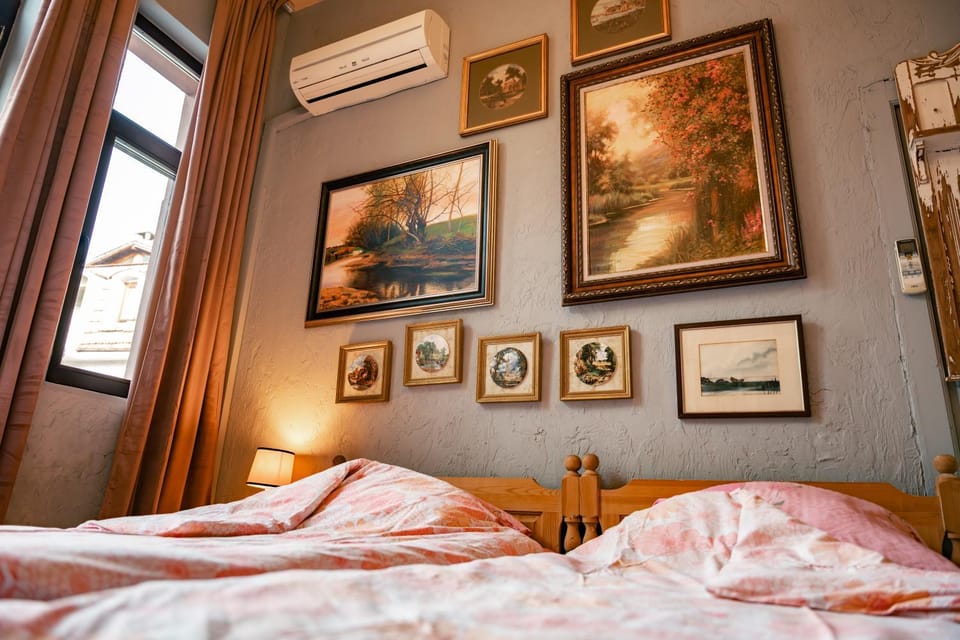 Bed, Photo of the whole room, Decorative detail, Bedroom, air conditioner