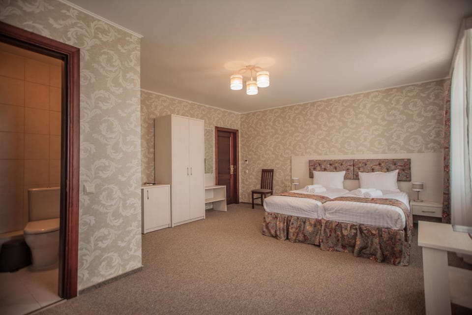 Photo of the whole room, Bedroom, Street view