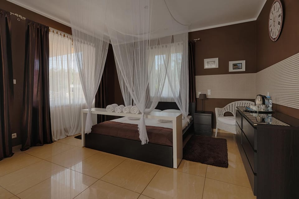 Shower, Bed, Bathroom, TV and multimedia, Coffee/tea facilities, Balcony/Terrace, Photo of the whole room, Bath, fireplace, hair dryier, towels